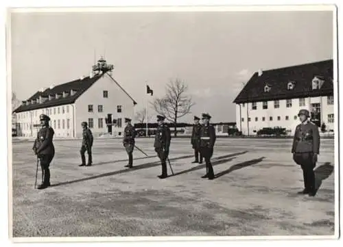 Fotografie Gg. Schödl, München, Ansicht München, Offiziere auf der Kaserne der Pz. Abw. Abtl. 7