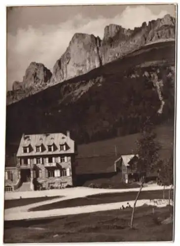 Fotografie unbekannter Fotograf, Ansicht Passo di Carezza, Blick nach dem Hotel mit Bergpanorama