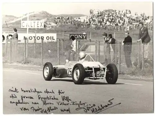 Fotografie unbekannter Fotograf und Ort, Rennfahrer Toni Hildebrand in seinem Rennwagen, mit Autograph und Widmung