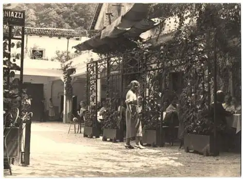 Fotografie unbekannter Fotograf, Ansicht Tolmezzo, Blick in einen Innehof mit Restaurant