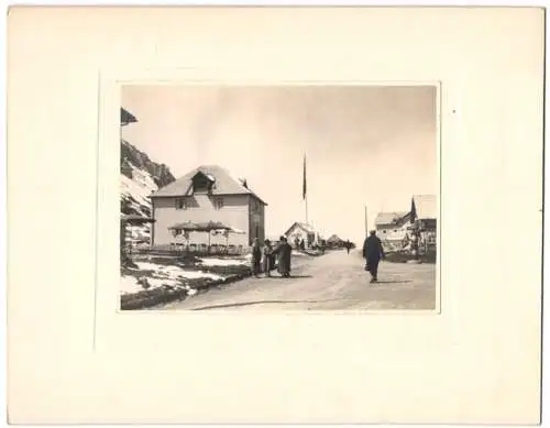 Fotografie unbekannter Fotograf, Ansicht Pordoijoch, Hotel und Tankstelle auf dem Pordoijoch