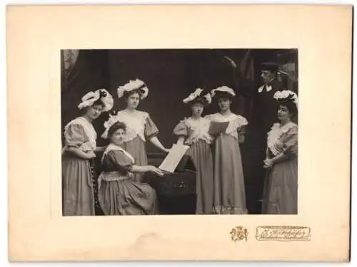 Fotografie J. B. Schäfer, Wiesbaden, kirchlicher Damenchor mit geistlichem Chorleiter im Talar im Hintergrund