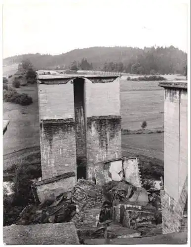 Fotografie unbekannter Fotograf, Ansicht Rudolphstein, zerstörte Autobahnbrücke München-Berlin, 1965