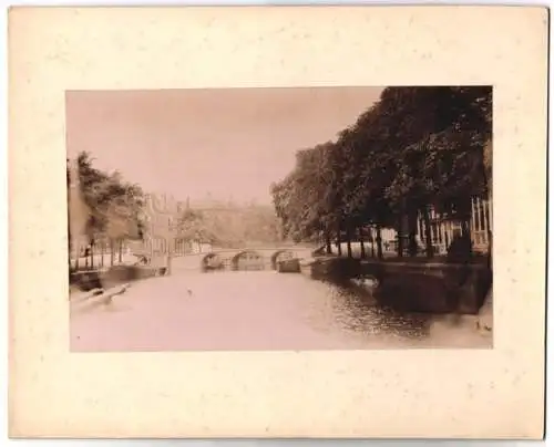 Fotografie unbekannter Fotograf, Ansicht Amsterdam, Gracht Partie mit drei Bogiger Brücke