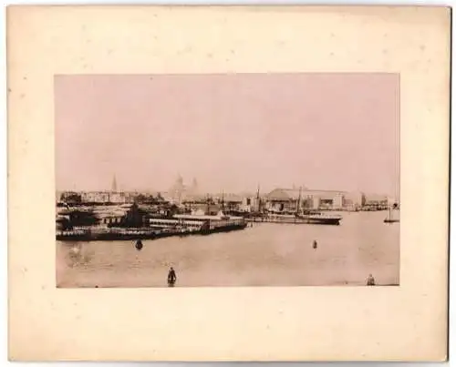 Fotografie unbekannter Fotograf, Ansicht Amsterdam, Blick nach dem Hafen mit Schiffen und grosser Halle