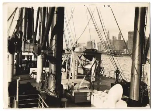 Fotografie unbekannter Fotograf, Ansicht New York City / NY, Blick vom Dampfer vor New Jersy nach Big Apple