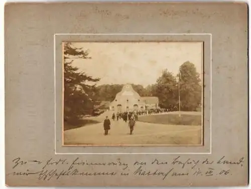 Fotografie unbekannter Fotograf, Ansicht Rastorf, Blick zum Gut Rastorf beim Besuch der Landwirtschaftkammer 1906