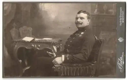 Fotografie Josef Ferber, Wiener Neustadt, Portrait K.u.K. Soldat in Uniform mit Ordenspange