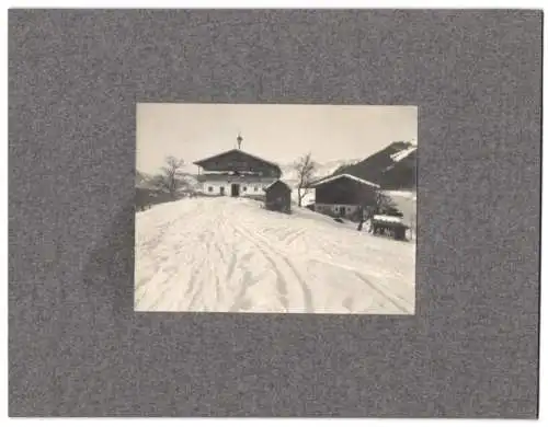 Fotografie unbekannter Fotograf, Ansicht Kitzbühel, Blick auf eine Bauernhaus im verschneiten Winter