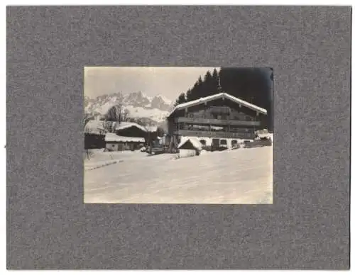 Fotografie unbekannter Fotograf, Ansicht Kitzbühel, Bauernhaus im Ort mit verschneitem Dach