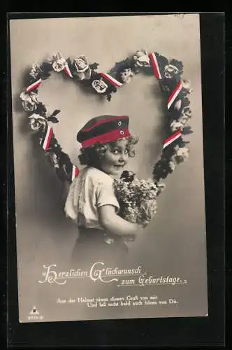 AK Ein kleines Mädchen mit Soldatenmütze vor einem Blumenkranz mit Reichsfarben, Kinder Kriegspropaganda