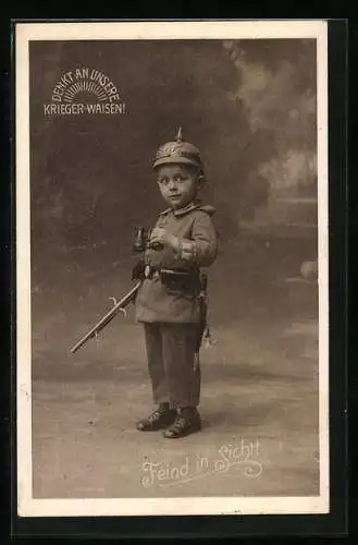 AK Ein kleiner Bub in Soldatenuniform mit einem Gewehr