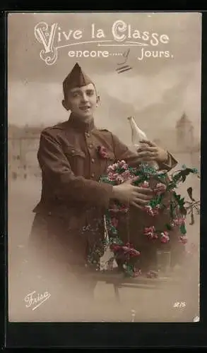 AK Belgischer Knabe in Soldatenuniform mit einem Fass und Blumen