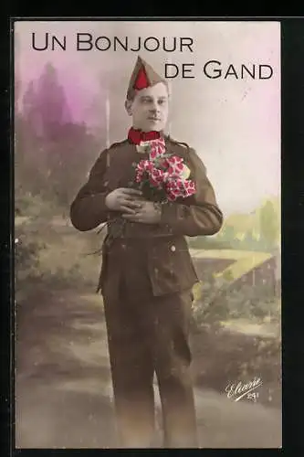 AK Ein junger belgischer Soldat in Uniform mit einem Strauss Blumen