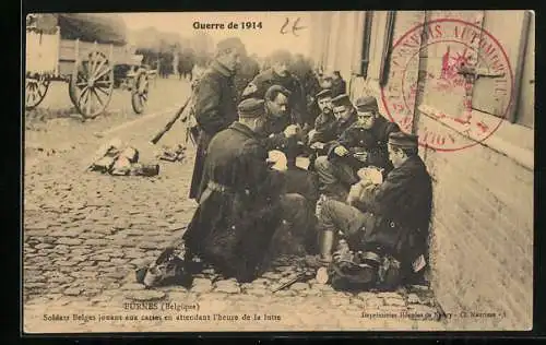 AK Furnes, Soldats Belges jouant aux cartes en attendant l`heure de la lutte