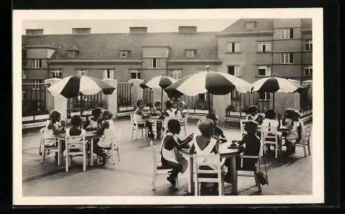 AK Wien, Kindergarten Sandleiten, Frühstück auf der Terrasse