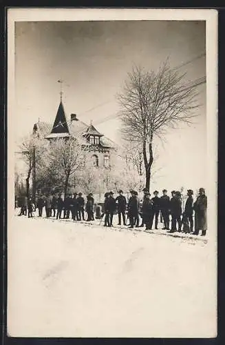 Foto-AK Hannover, Forstschule im Winter, davor Schüler