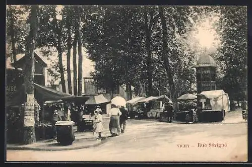 AK Vichy, Rue Sevigne mit Litfasssäule und Markt