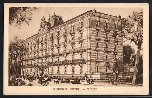 AK Vichy, Queen`s Hotel von der Strasse aus mit Autos