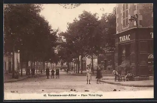 AK Varennes-sur-Allier, Place Victor-Hugo