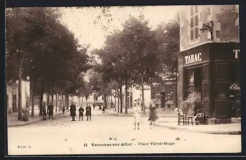 AK Varennes-sur-Allier, Place Victor Hugo