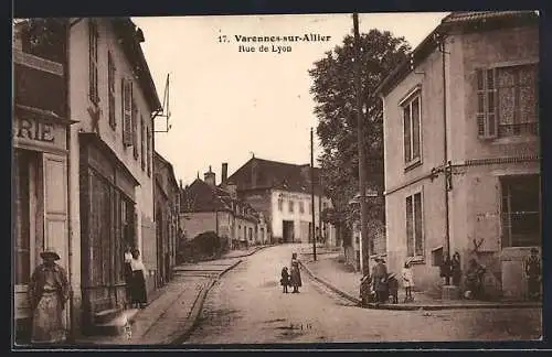 AK Varennes-sur-Allier, Rue de Lyon