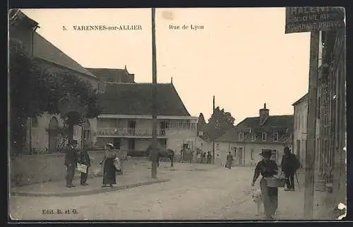 AK Varennes-sur-Allier, Rue de Lyon