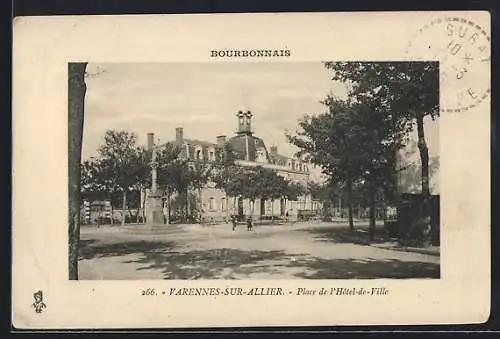 AK Varennes-sur-Allier, Place de l`Hôtel de Ville