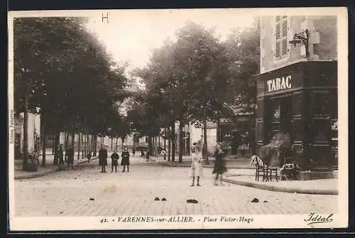 AK Varennes-sur-Allier, Place Victor-Hugo