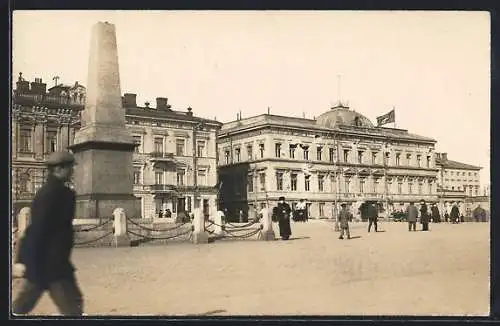 AK Helsinki, Strassenpartie mit Hotel und Denkmal