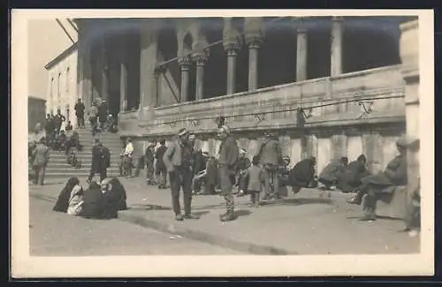 Foto-AK Constantinople, Strassenpartie an öffentlichem Gebäude