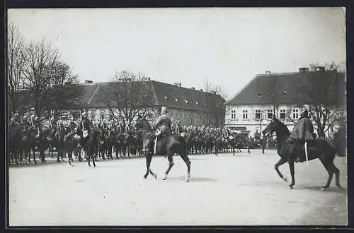 Foto-AK Josefstadt, Berittene Soldaten bei einer Parade
