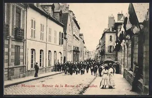 AK Moulins, Retour de la Revue du 14 Juillet, Aufmarsch der Soldaten in Uniform