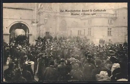 AK Moulins, La Manifestation devant la Cathédrale