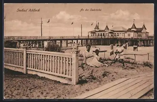 AK Ahlbeck / Seebad, Strandpartie an der Seebrücke, Frau mit Kindern
