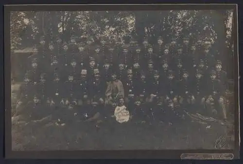 Fotografie August Töhe, Bruck a. L., Ansicht Bruck a. L., K.u.K. Soldaten in Uniform, Ers. Res. Zeit Brucker Lager 1910