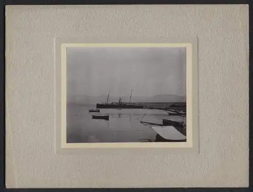 Fotografie unbekannter Fotograf, Ansicht Ajaccio, Dampfer liegt im Hafen, Blick zur Mole