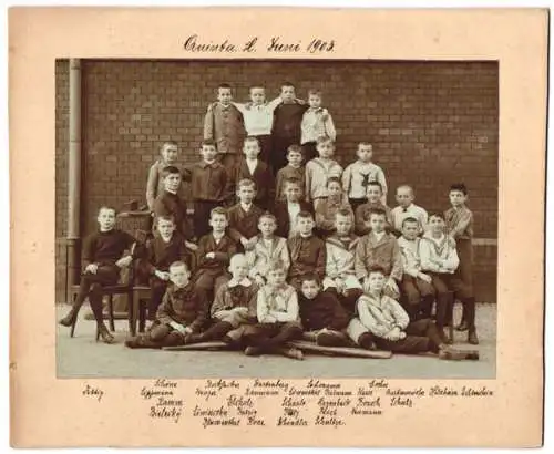 Fotografie unbekannter Fotograf und Ort, Schulknaben der Quinta posieren für Klassenfoto, 1903