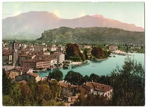 Fotografie Photochrom Zürich, Ansicht Riva, Blick auf die Stadt am Gardasee