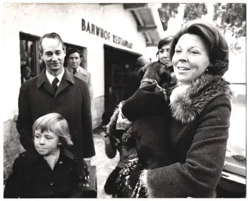 Fotografie unbekannter Fotograf und Ort, Prinzessin Beatrix mit Dackel, Prinz Friso und Prinz Carlos Hugo