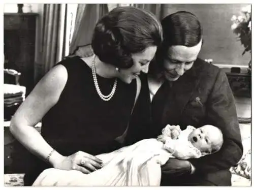 Fotografie unbekannter Fotograf und Ort, Prinzessin Beatrix & Prinz Claus der Niederlande mit Sohn Prinz Willem