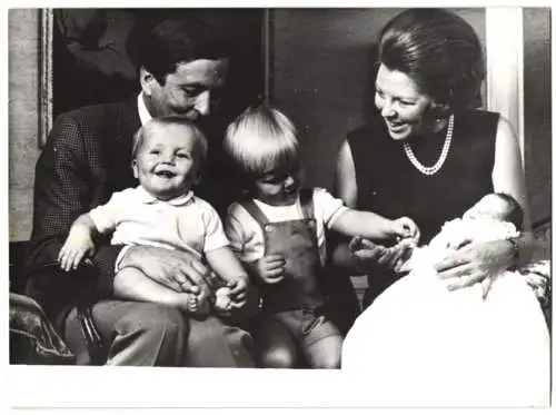 Fotografie unbekannter Fotograf und Ort, Prinzessin Beatrix der Niederlande mit Prinz Claus und Kindern