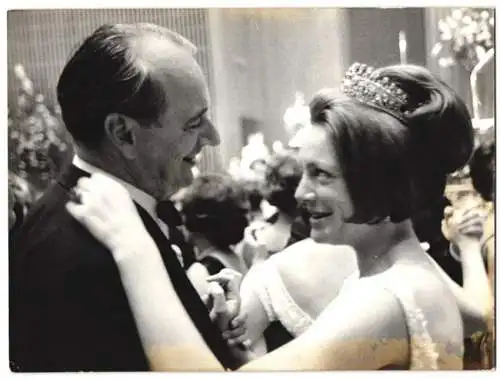 Fotografie DPA, Frankfurt / Main, Prnz Louis Ferdinand v. Hohenzollern mit Prinzessin Irene der Niederlande im Tanz 1964