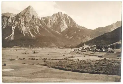 Fotografie unbekannter Fotograf, Ansicht Lermoos, Blick nach dem Ort gegen d. Sonnspitze, Grossformat 26 x 18cm