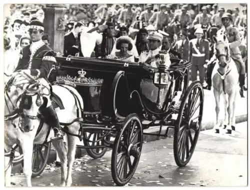 Fotografie dpa, Frankfurt / Main, Hochzeitspaar König Konstantin v. Griechenland mit Prinzessin Anne-Marie von Dänemark