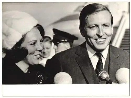 Fotografie dpa, Frankfurt / Main, Kronprinzessin Beatrix und Prinz Claus der Niederlande nach siebenwöchiger Reise, 1966