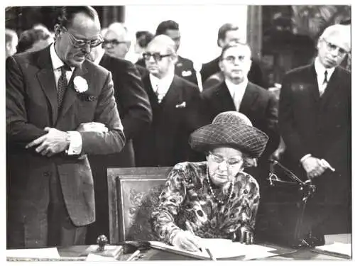 Fotografie dpa, Frankfurt / Main, Ansicht Hamburg, Königin Juliana der Niederlande und Prinz Bernhard im Rathaus