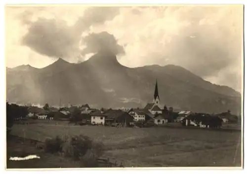 Fotografie unbekannter Fotograf, Ansicht Reutte, Blick nach dem Ort bei Sonnenschein