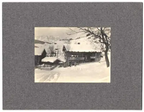 Fotografie unbekannter Fotograf, Ansicht Kirchberg in Tirol, Blick auf ein Wohnhaus im Winter