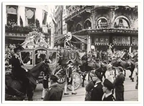 Fotografie Dena, Berlin, Ansicht Amsterdam, Triumpffahrt Königin Juluane v. Holland mit Gatten und Kindern, 1948